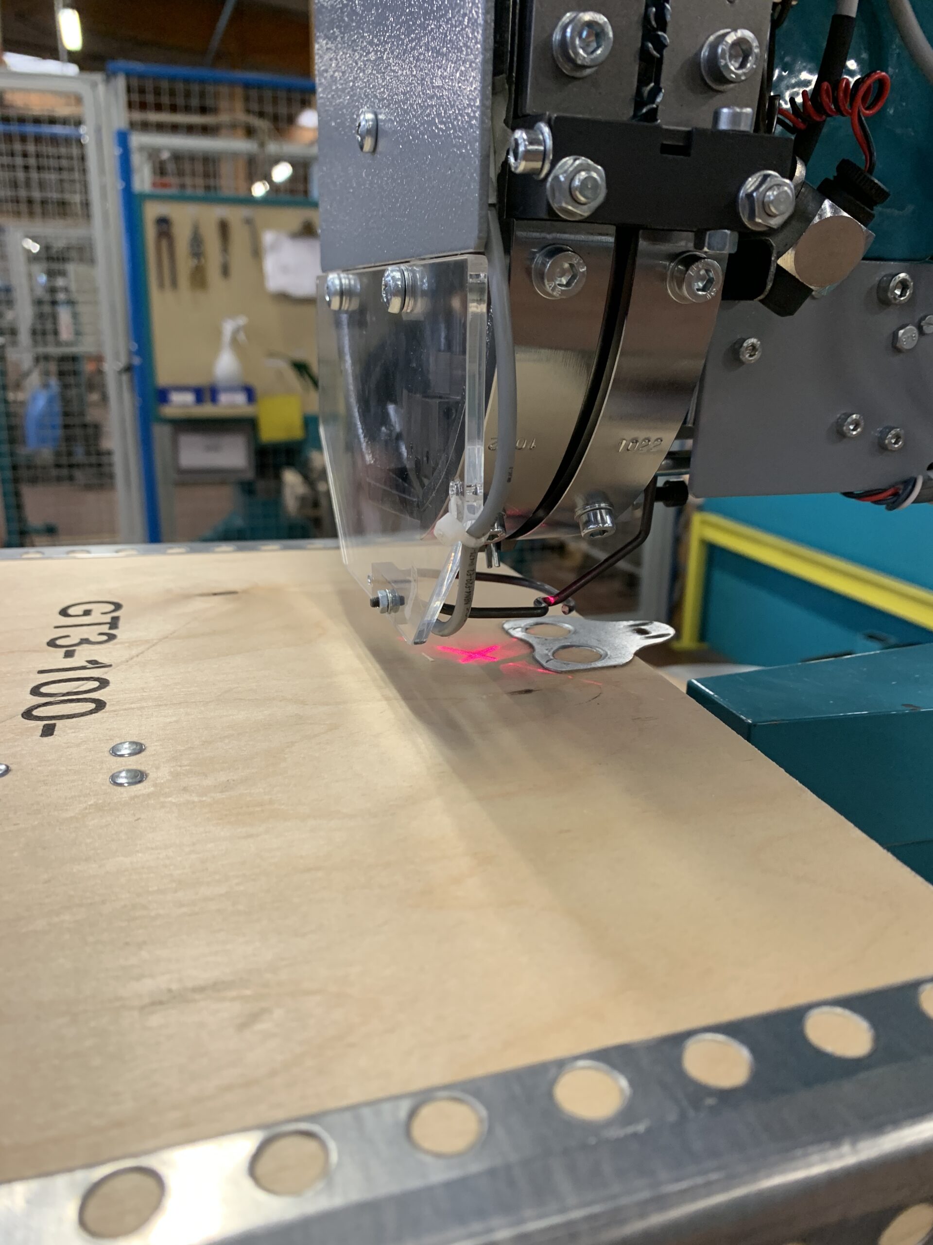 ER81MDDS : Machine à riveter automatique à grand col de cygne – Image 2